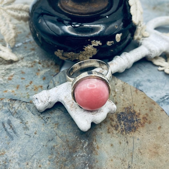 Sterling silver and rose quartz cabochon ring. - Picture 2 of 5